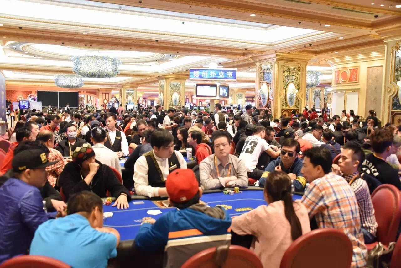 扑克王俱乐部总裁余加荣先生共同将40000港币的捐赠支票交予澳门主教